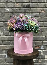 Цветочная композиция из Гипсофила и Розы в шляпной коробке в Краснозоринском