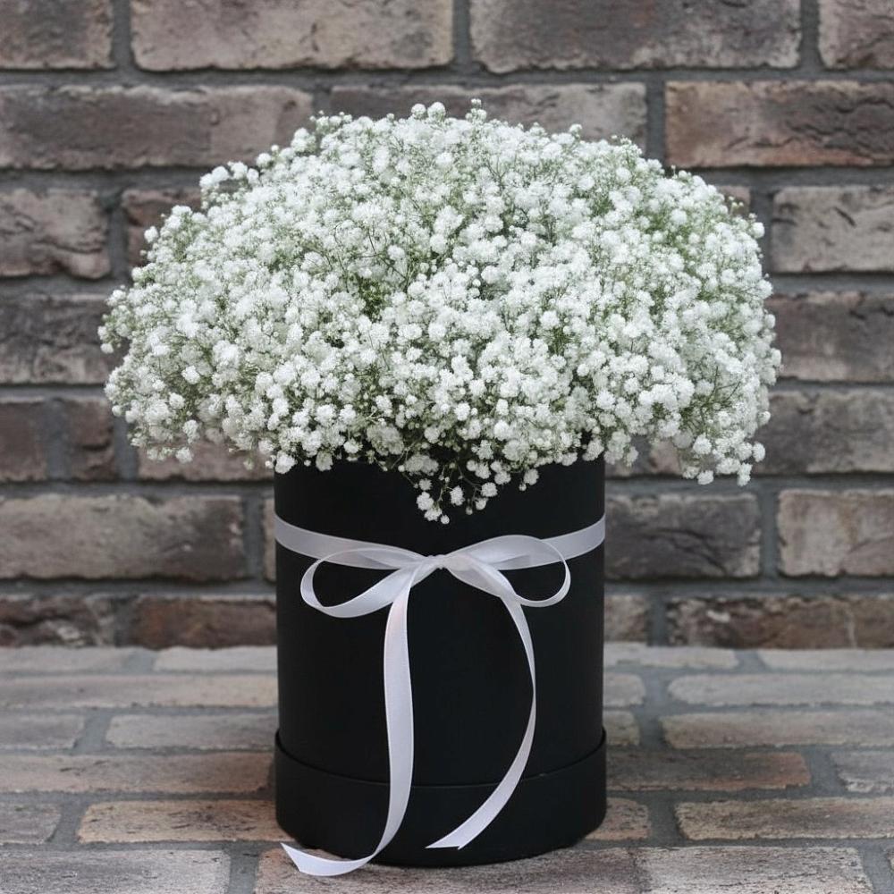 Цветочная композиция из Гипсофила в шляпной коробке в Краснозоринском