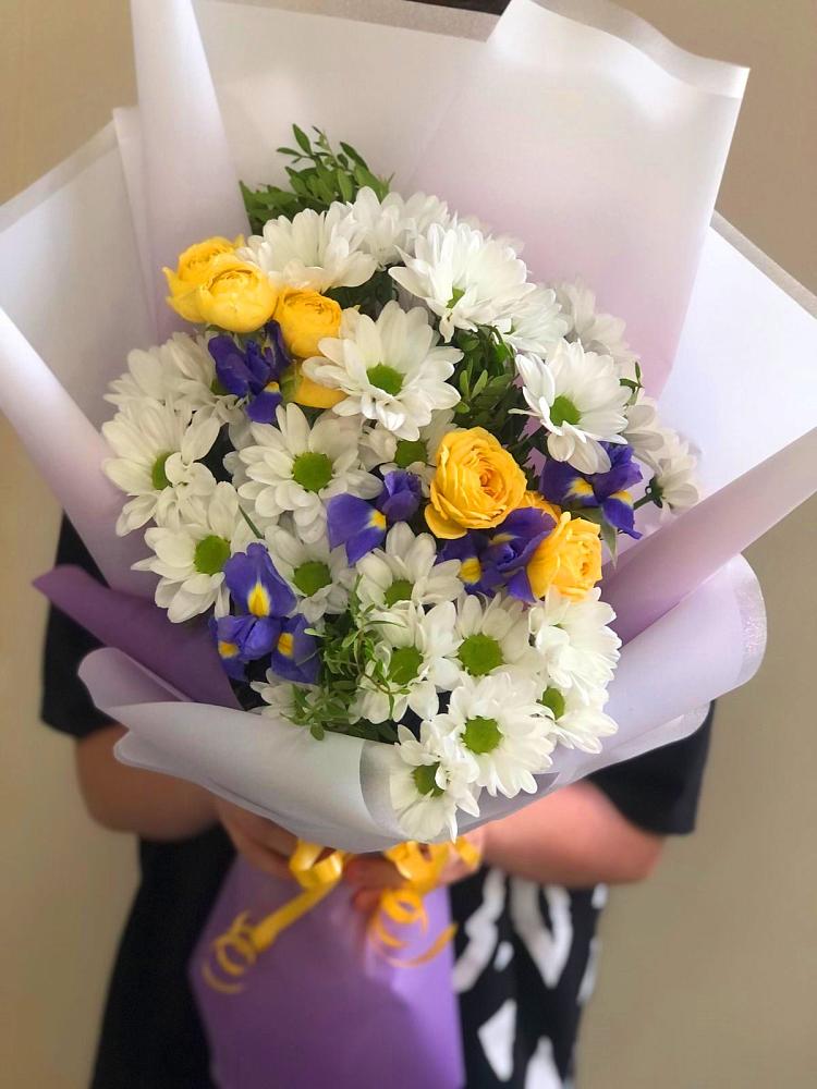 Букет цветов из: Ирисы, Хризантемы и Розы в Краснозоринском