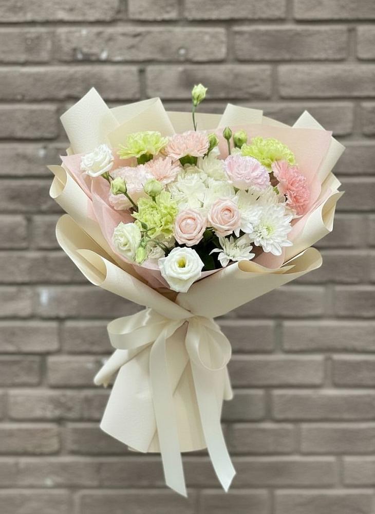 Букет цветов из: Гвоздики, Розы, Лизиантусы и Хризантемы в Краснозоринском