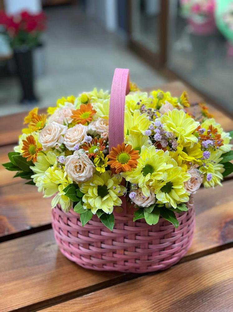 Цветочная композиция из Хризантемы и Розы в корзине в Краснозоринском