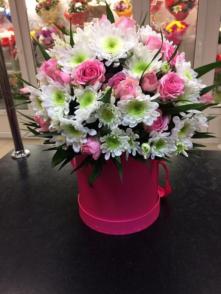 Цветочная композиция из Розы и Хризантемы в шляпной коробке в Краснозоринском