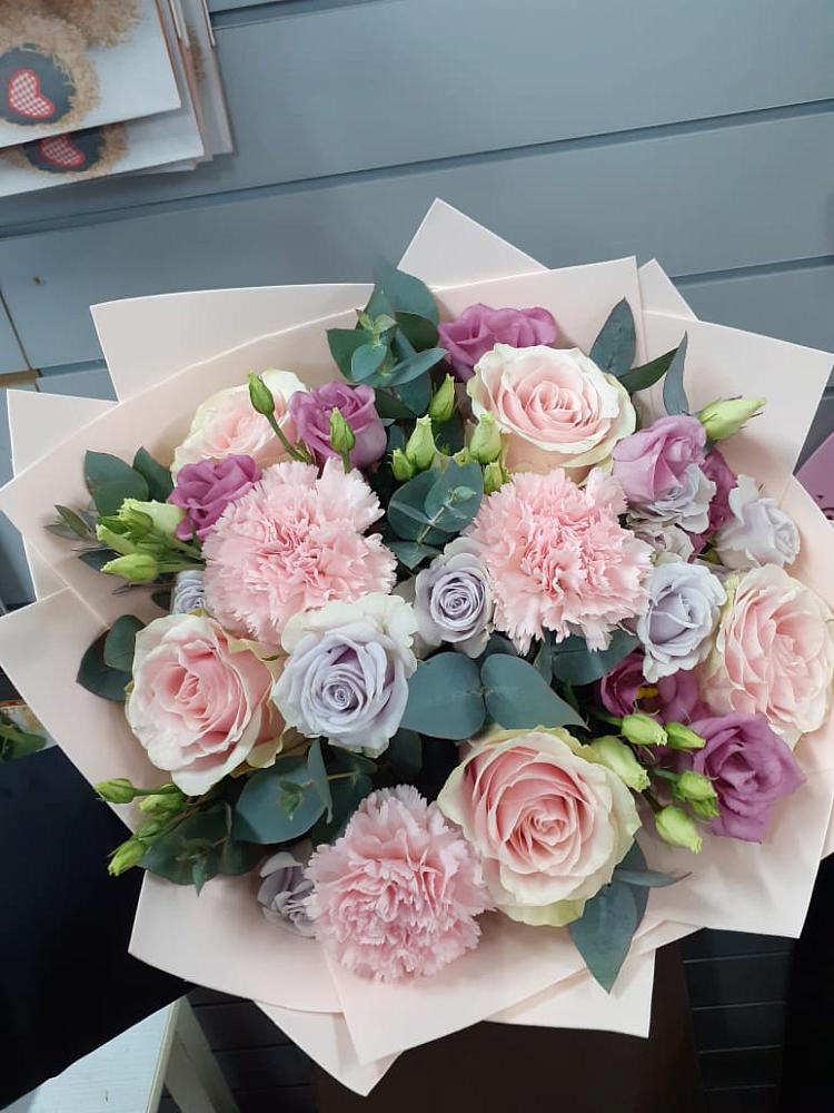 Букет цветов из: Розы, Гвоздики и Лизиантусы в Краснозоринском